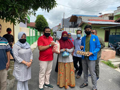IKA UIR Salurkan 100 Paket Sembako Tahap Dua Beserta Masker dan Sanitizer